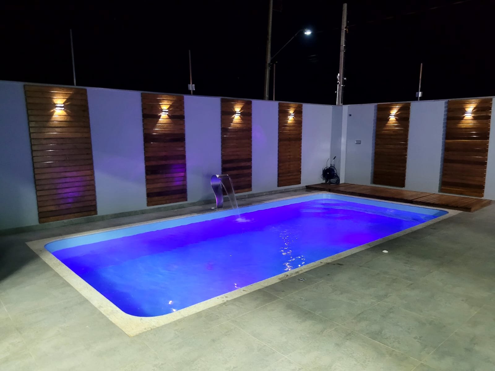 Vista noturna da piscina do Espaço Nobre